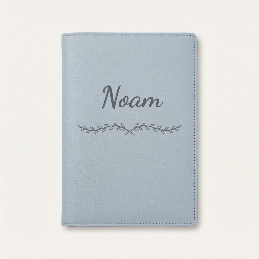 Protège carnet de santé personnalisé Noam — Bleu nuage — prénom « Noam » gravé, ornement Liane