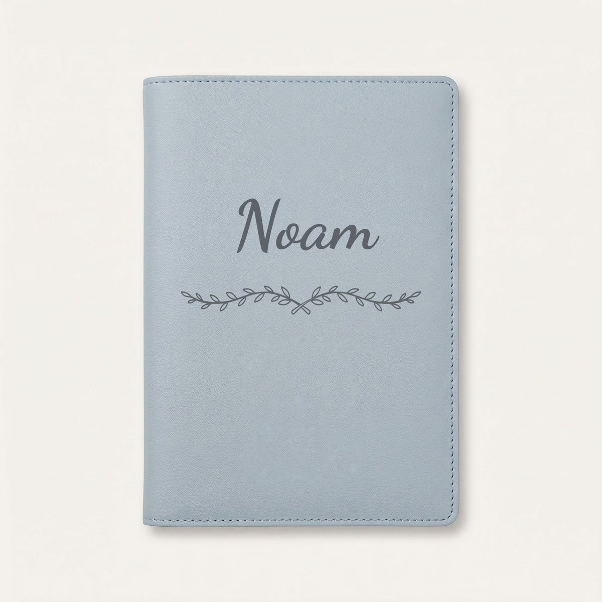 Protège carnet de santé personnalisé Noam — Bleu nuage — prénom « Noam » gravé, ornement Liane