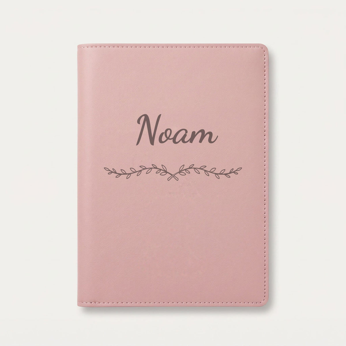 Protège carnet de santé personnalisé Noam — Rose dragée — prénom « Noam » gravé, ornement Liane