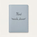 Protège carnet de santé personnalisé Noé — Bleu nuage — prénom « Noé » gravé, ornement Bouquet