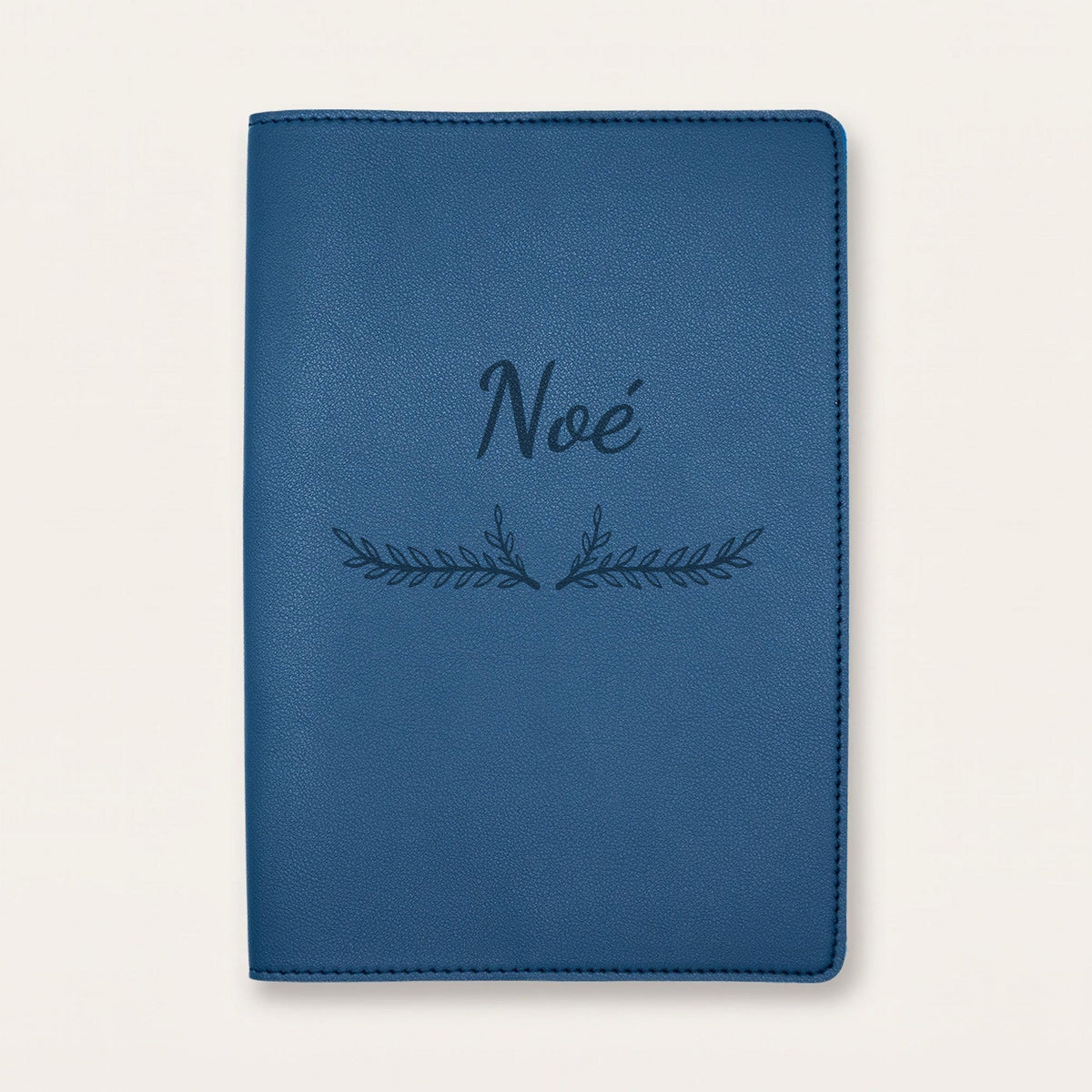 Protège carnet de santé personnalisé Noé — Bleu nuit — prénom « Noé » gravé, ornement Bouquet