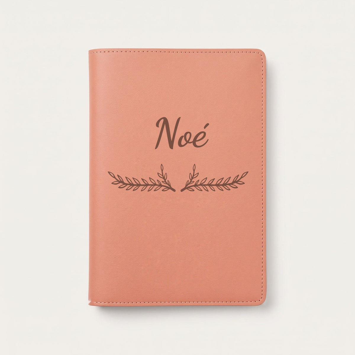 Protège carnet de santé personnalisé Noé — Terracotta — prénom « Noé » gravé, ornement Bouquet