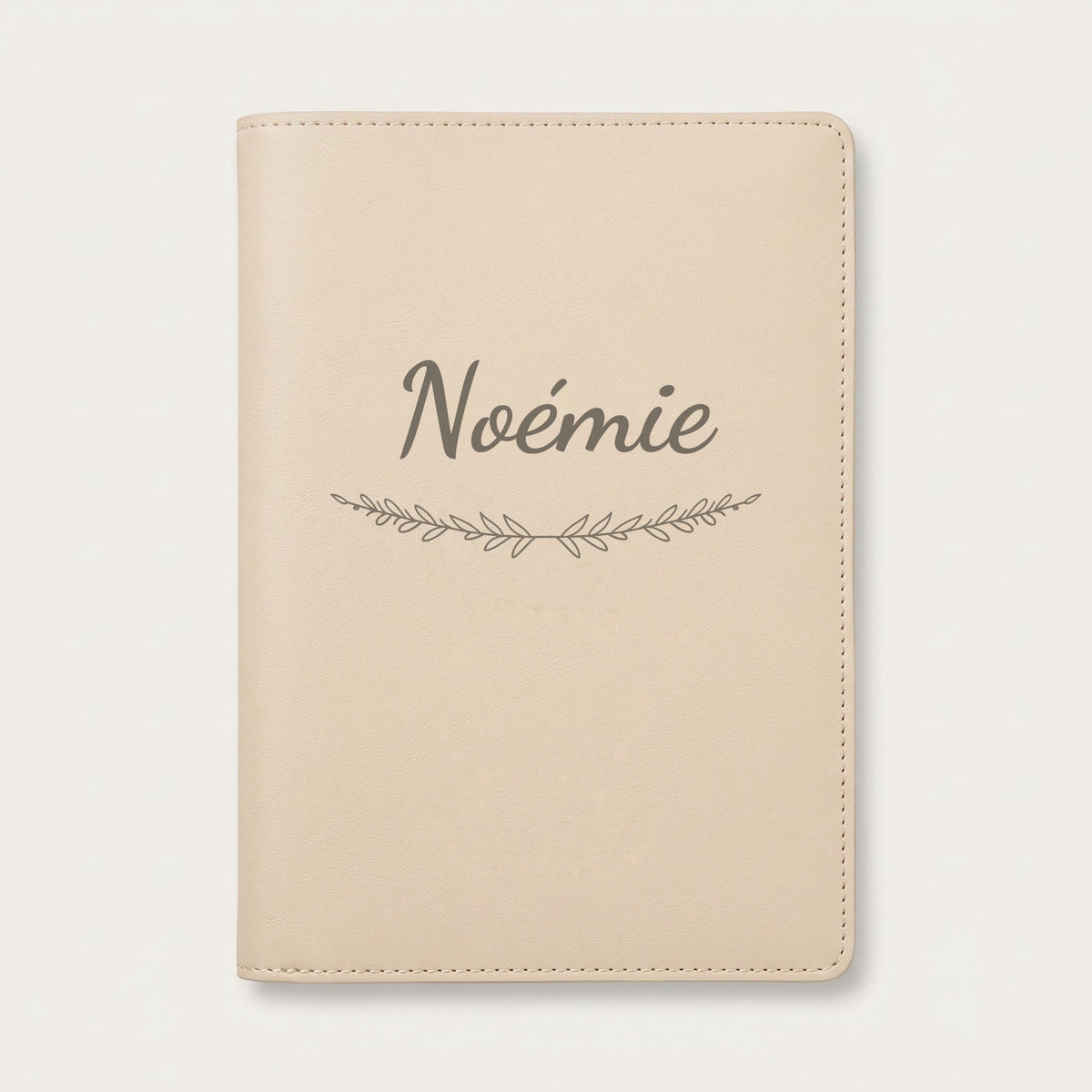 Protège carnet de santé personnalisé Noémie — Crème vanille — prénom « Noémie » gravé, ornement Brindilles