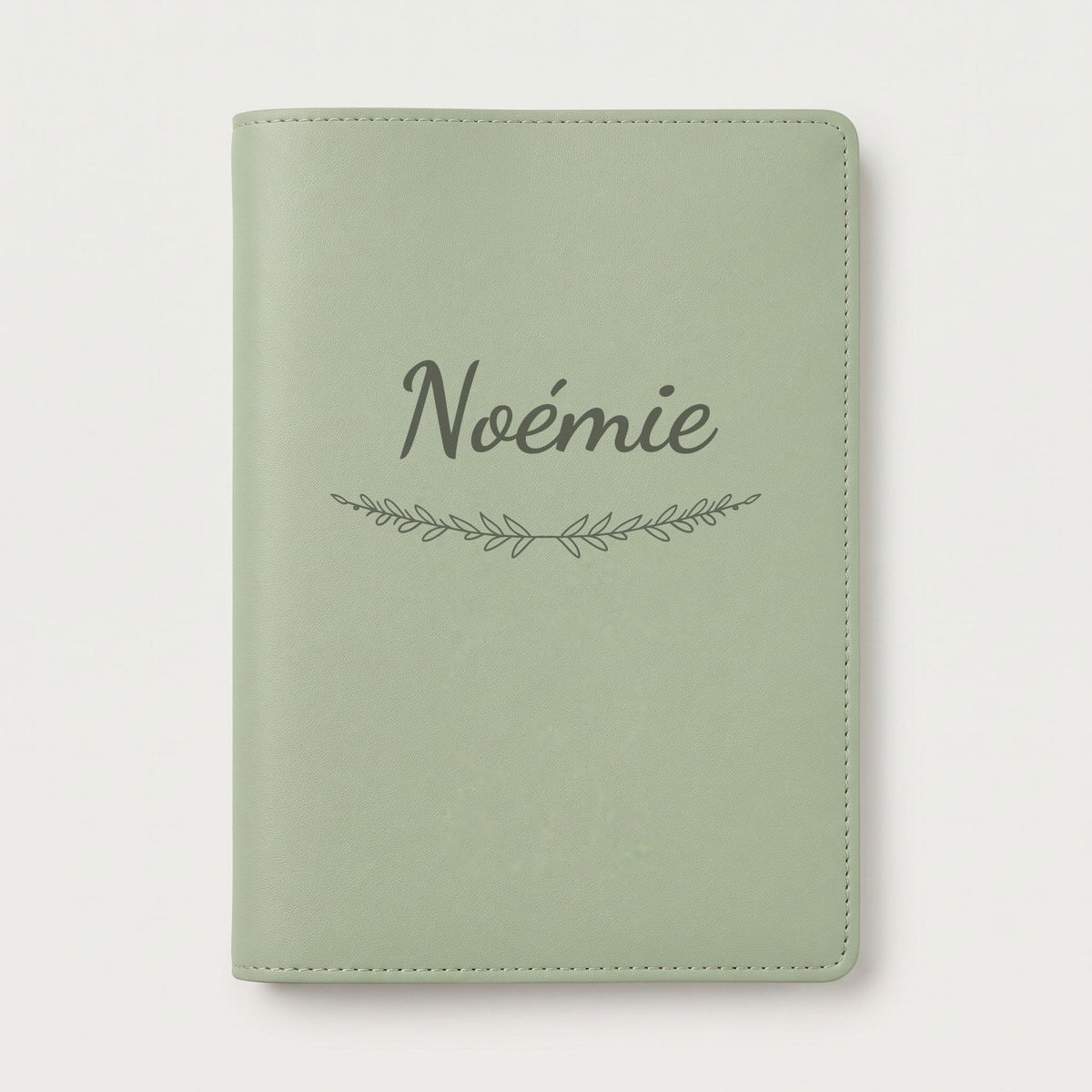 Protège carnet de santé personnalisé Noémie — Vert sauge — prénom « Noémie » gravé, ornement Brindilles