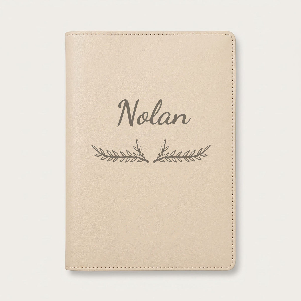 Protège carnet de santé personnalisé Nolan — Crème vanille — prénom « Nolan » gravé, ornement Bouquet