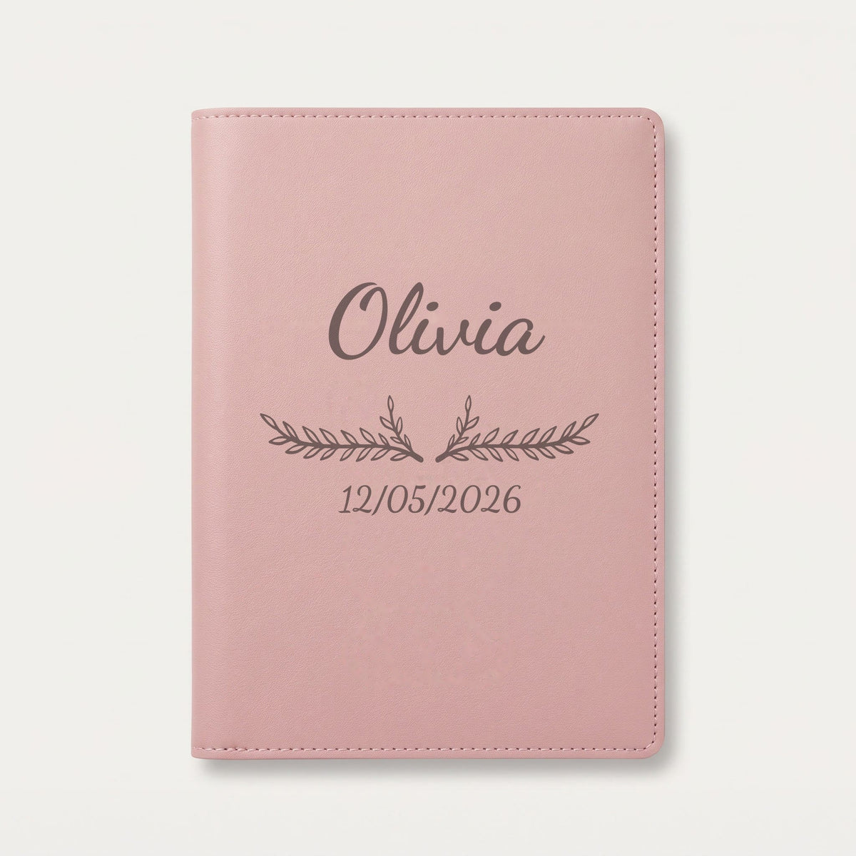 Protège carnet de santé personnalisé Olivia — Rose dragée — prénom « Olivia », ornement Bouquet et date de naissance « 12/05/2026 » gravés