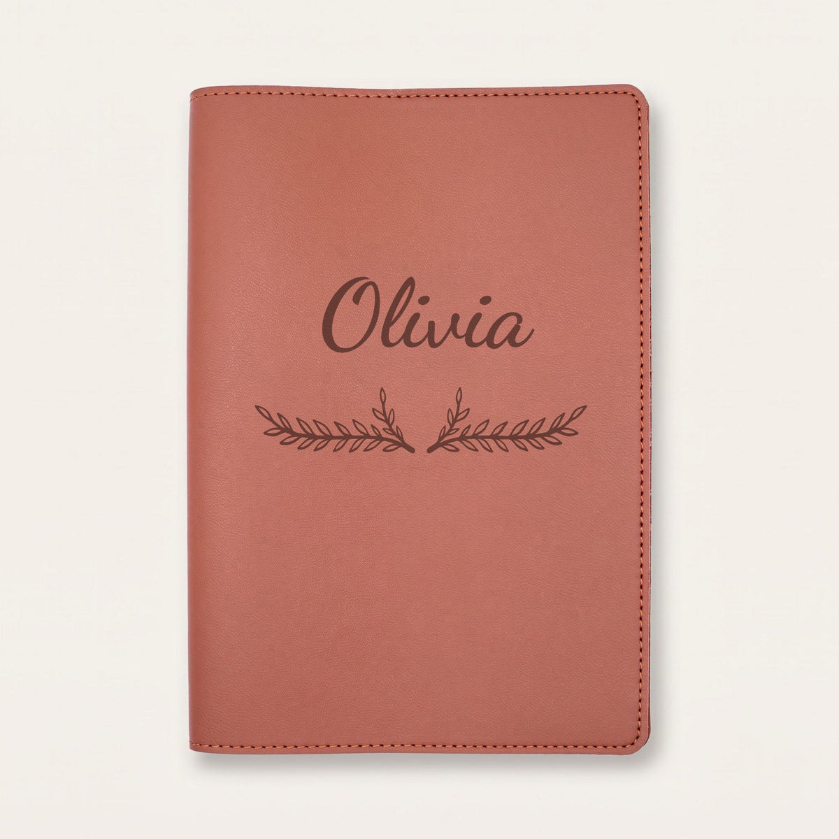 Protège carnet de santé personnalisé Olivia — Chocolat — prénom « Olivia » gravé, ornement Bouquet