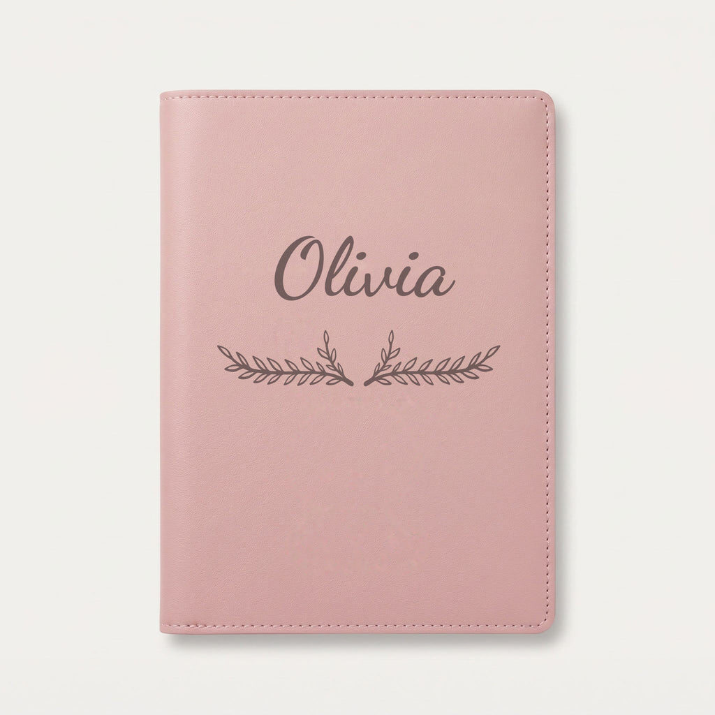 Protège carnet de santé personnalisé Olivia — Rose dragée — prénom « Olivia » gravé, ornement Bouquet