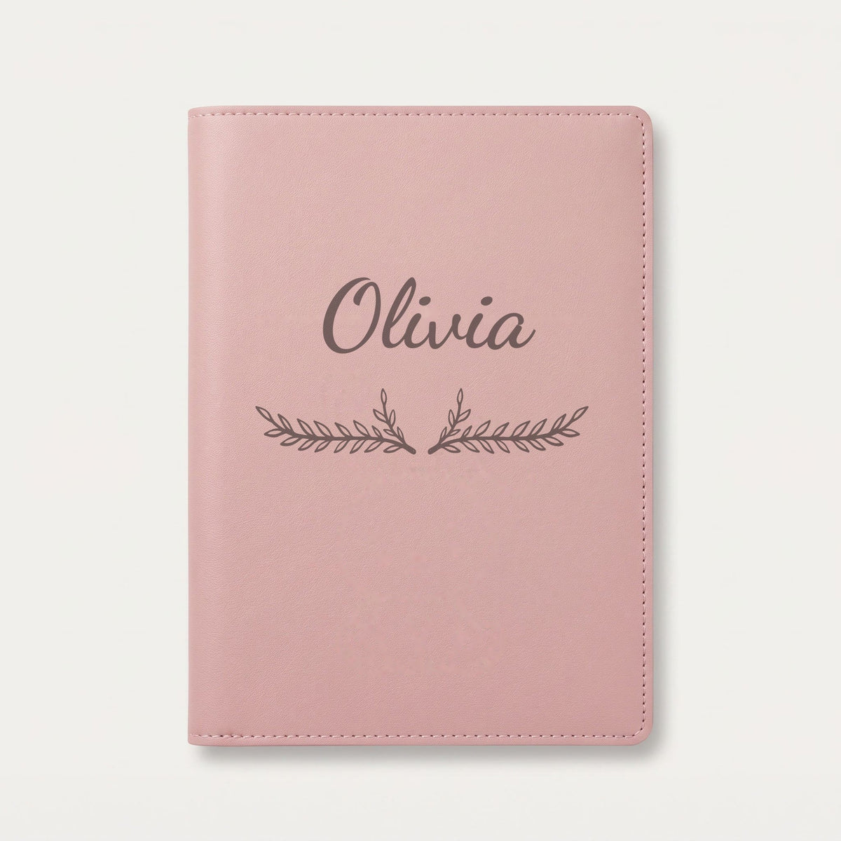 Protège carnet de santé personnalisé Olivia — Rose dragée — prénom « Olivia » gravé, ornement Bouquet