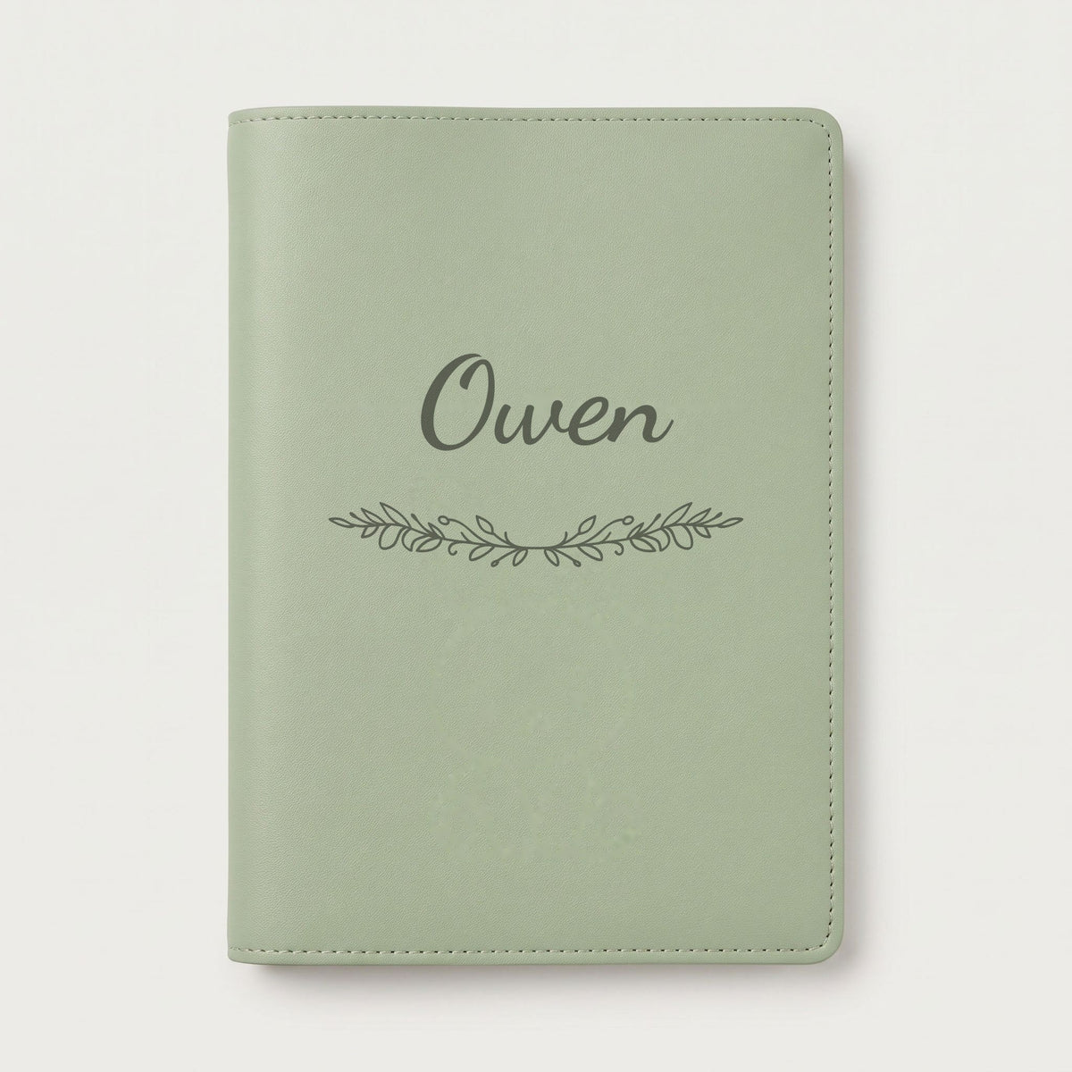 Protège carnet de santé personnalisé Owen — Vert sauge — prénom « Owen » gravé, ornement Guirlande