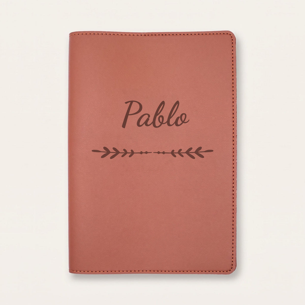 Protège carnet de santé personnalisé Pablo — Chocolat — prénom « Pablo » gravé, ornement Flèche