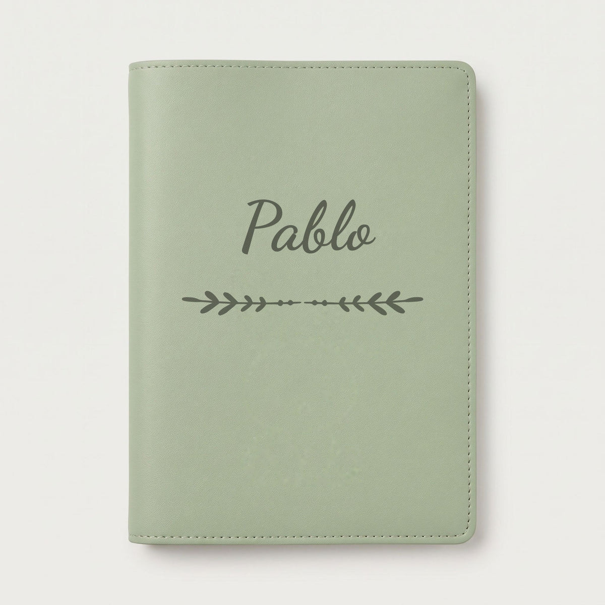 Protège carnet de santé personnalisé Pablo — Vert sauge — prénom « Pablo » gravé, ornement Flèche