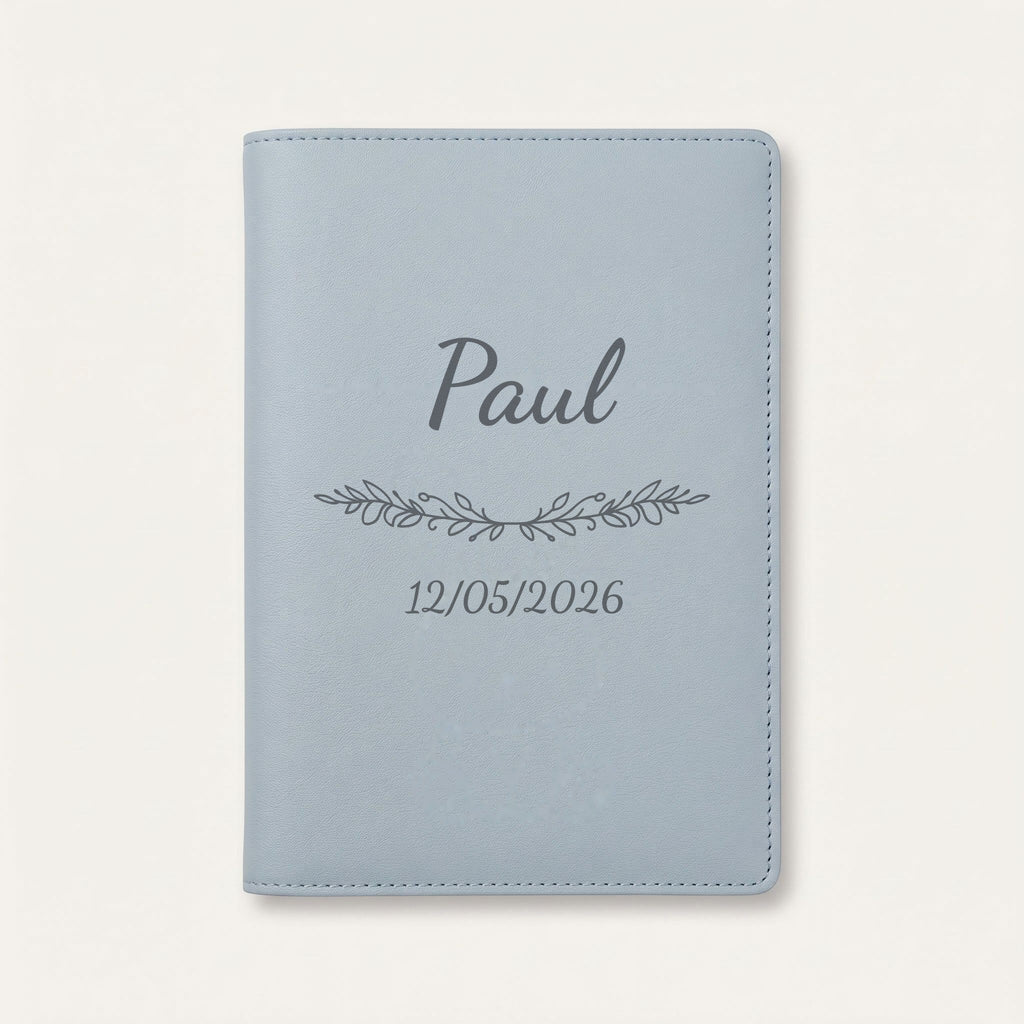 Protège carnet de santé personnalisé Paul — Bleu nuage — prénom « Paul », ornement Guirlande et date de naissance « 12/05/2026 » gravés