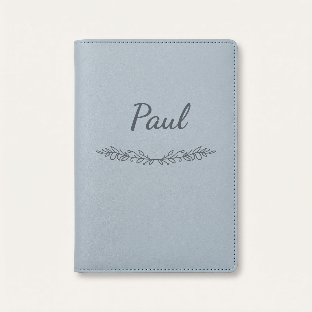 Protège carnet de santé personnalisé Paul — Bleu nuage — prénom « Paul » gravé, ornement Guirlande