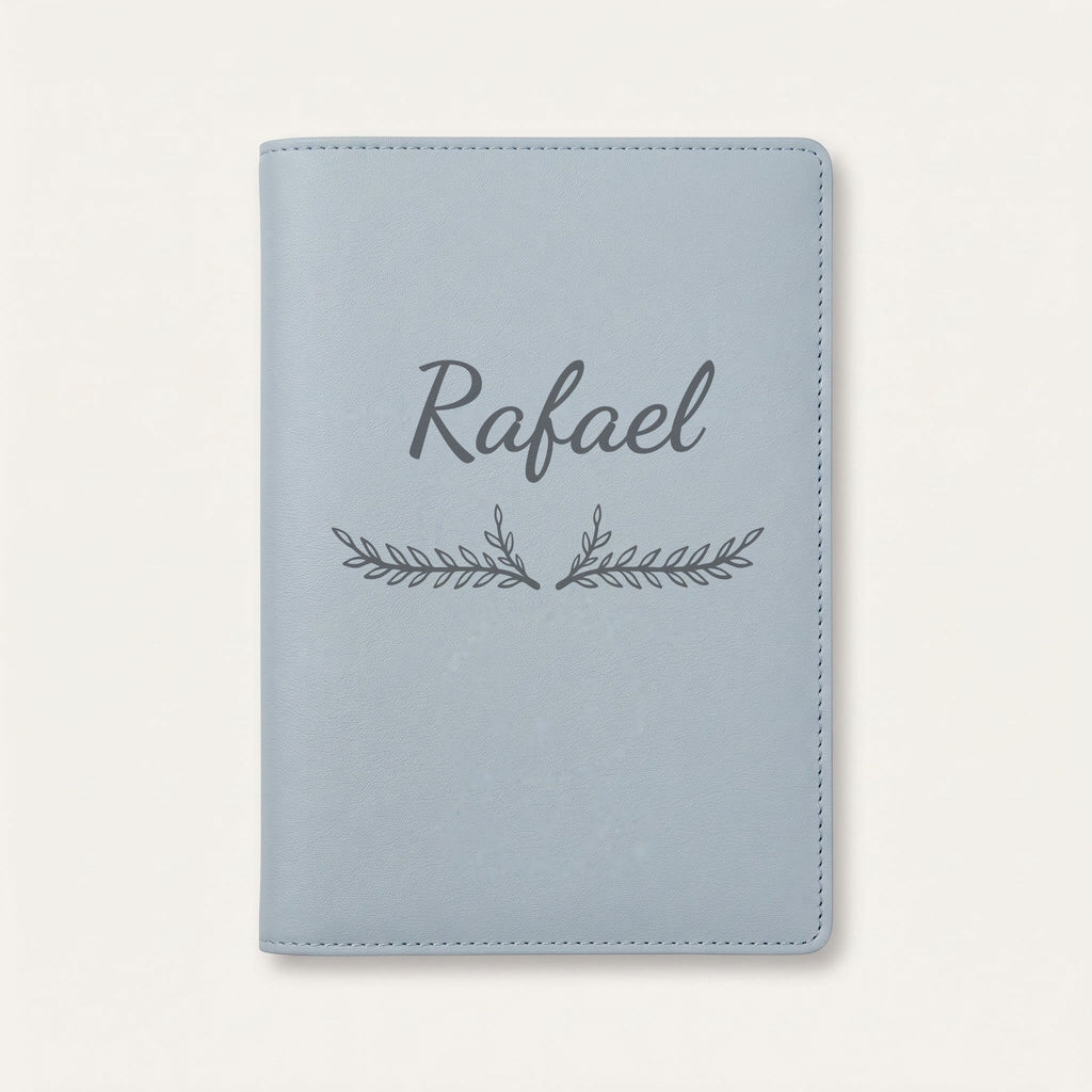 Protège carnet de santé personnalisé Rafael — Bleu nuage — prénom « Rafael » gravé, ornement Bouquet
