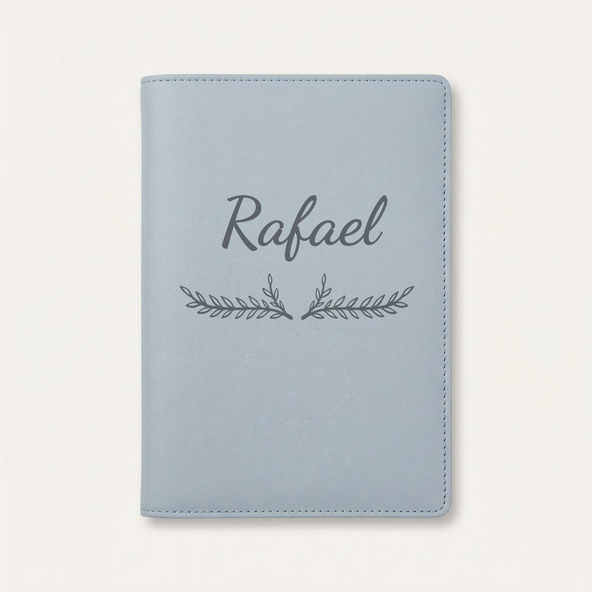 Protège carnet de santé personnalisé Rafael — Bleu nuage — prénom « Rafael » gravé, ornement Bouquet