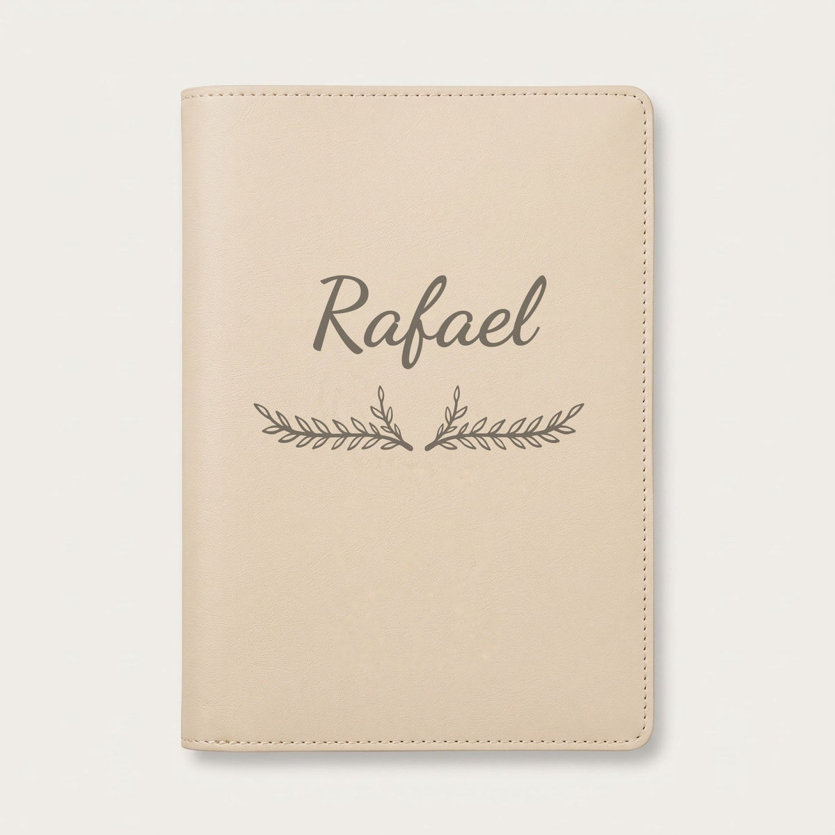Protège carnet de santé personnalisé Rafael — Crème vanille — prénom « Rafael » gravé, ornement Bouquet