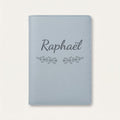 Protège carnet de santé personnalisé Raphaël — Bleu nuage — prénom « Raphaël » gravé, ornement Volutes