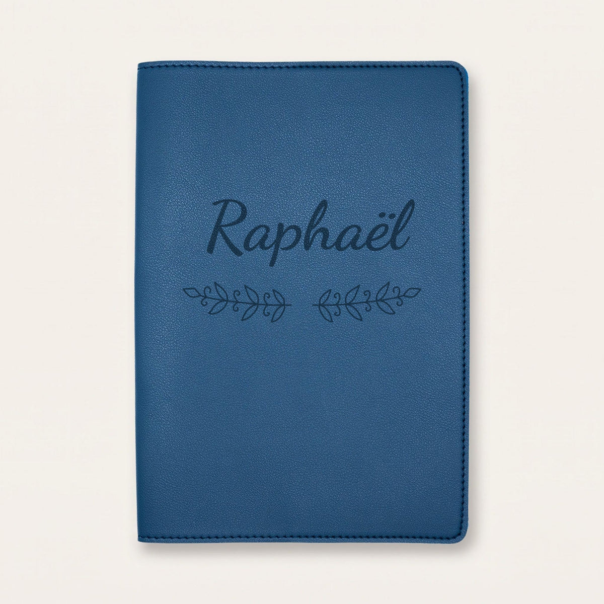 Protège carnet de santé personnalisé Raphaël — Bleu nuit — prénom « Raphaël » gravé, ornement Volutes