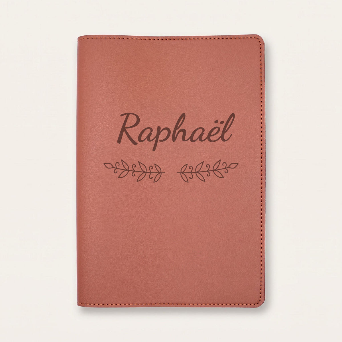 Protège carnet de santé personnalisé Raphaël — Chocolat — prénom « Raphaël » gravé, ornement Volutes