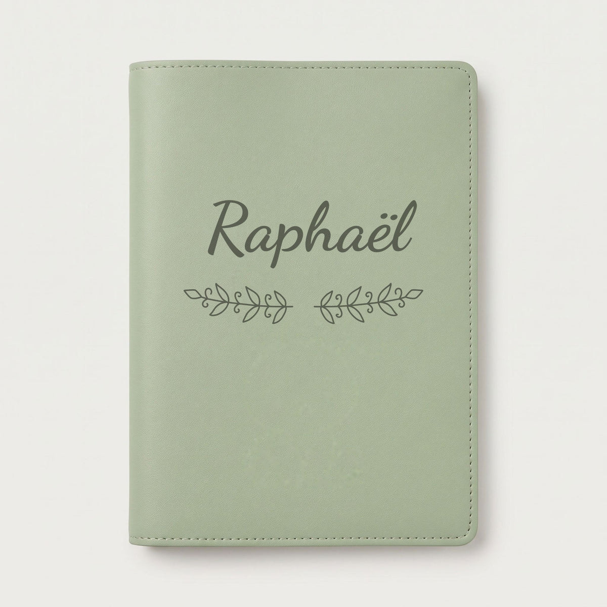 Protège carnet de santé personnalisé Raphaël — Vert sauge — prénom « Raphaël » gravé, ornement Volutes