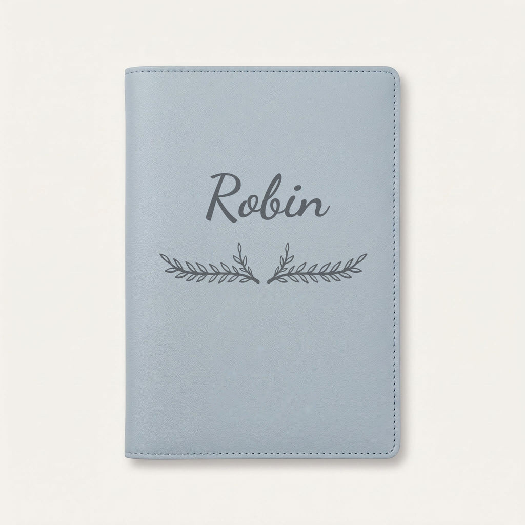 Protège carnet de santé personnalisé Robin — Bleu nuage — prénom « Robin » gravé, ornement Bouquet
