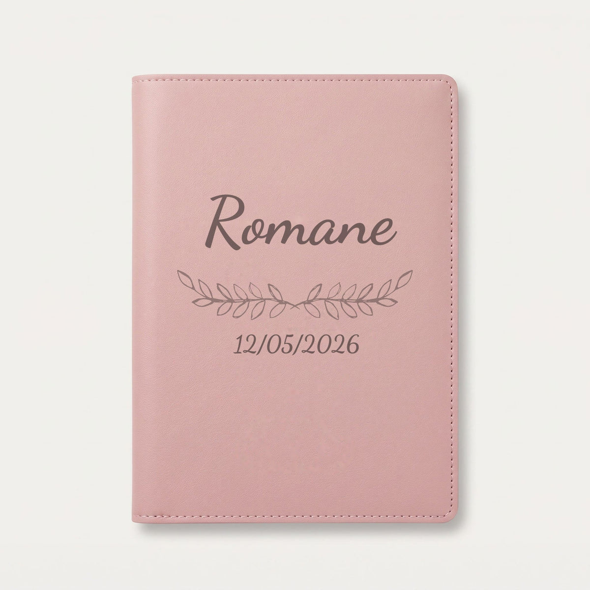 Protège carnet de santé personnalisé Romane — Rose dragée — prénom « Romane », ornement Feuillage et date de naissance « 12/05/2026 » gravés