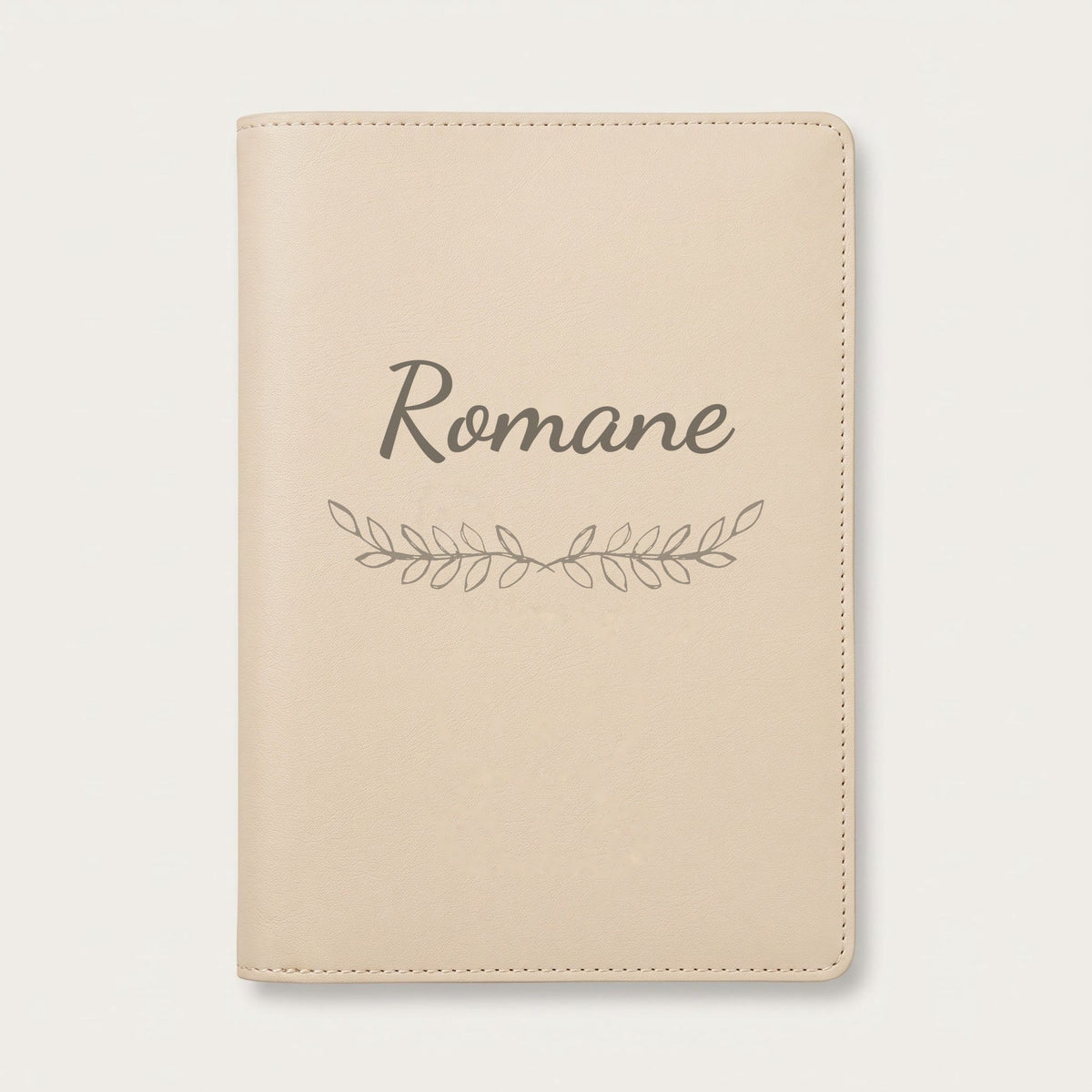 Protège carnet de santé personnalisé Romane — Crème vanille — prénom « Romane » gravé, ornement Feuillage