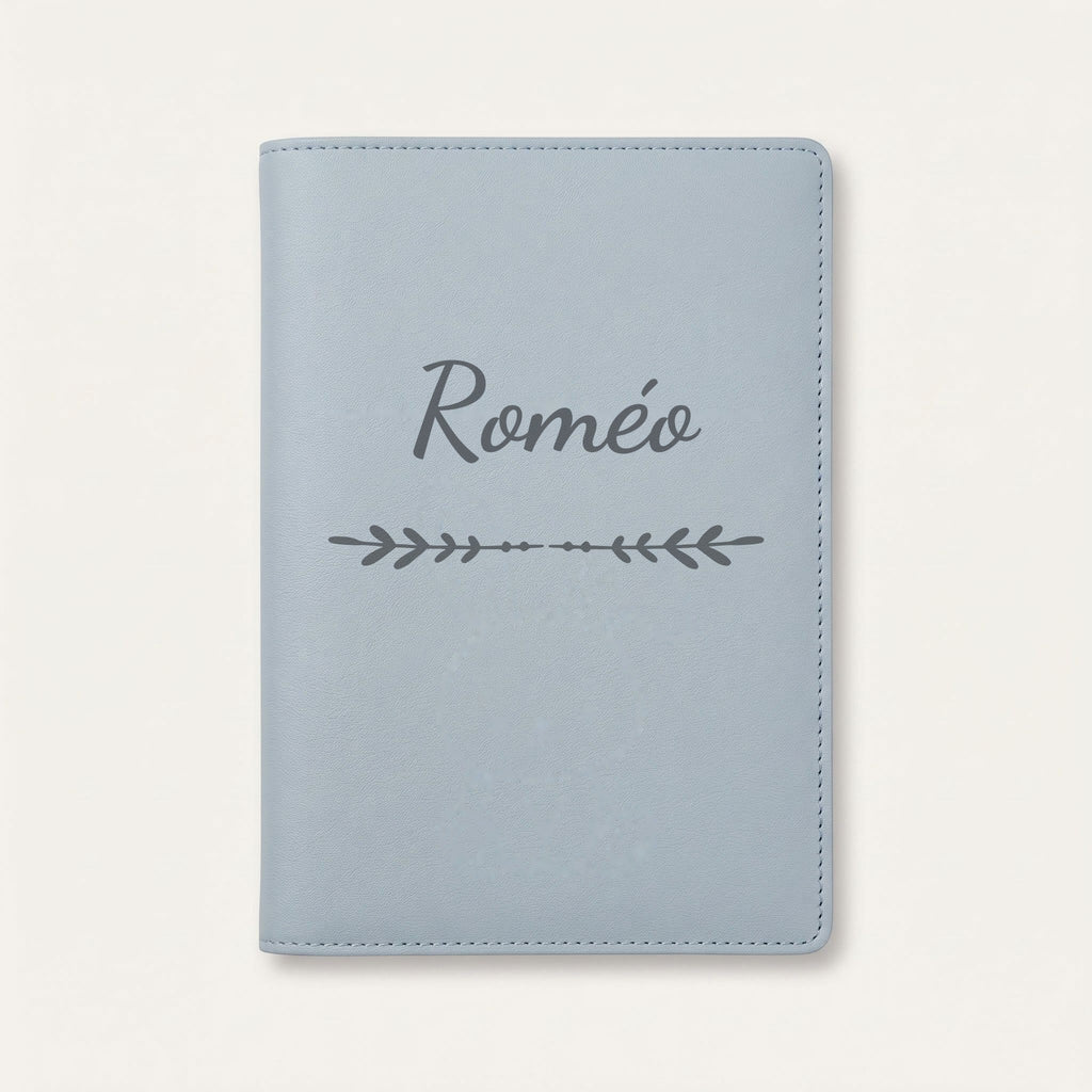 Protège carnet de santé personnalisé Roméo — Bleu nuage — prénom « Roméo » gravé, ornement Flèche