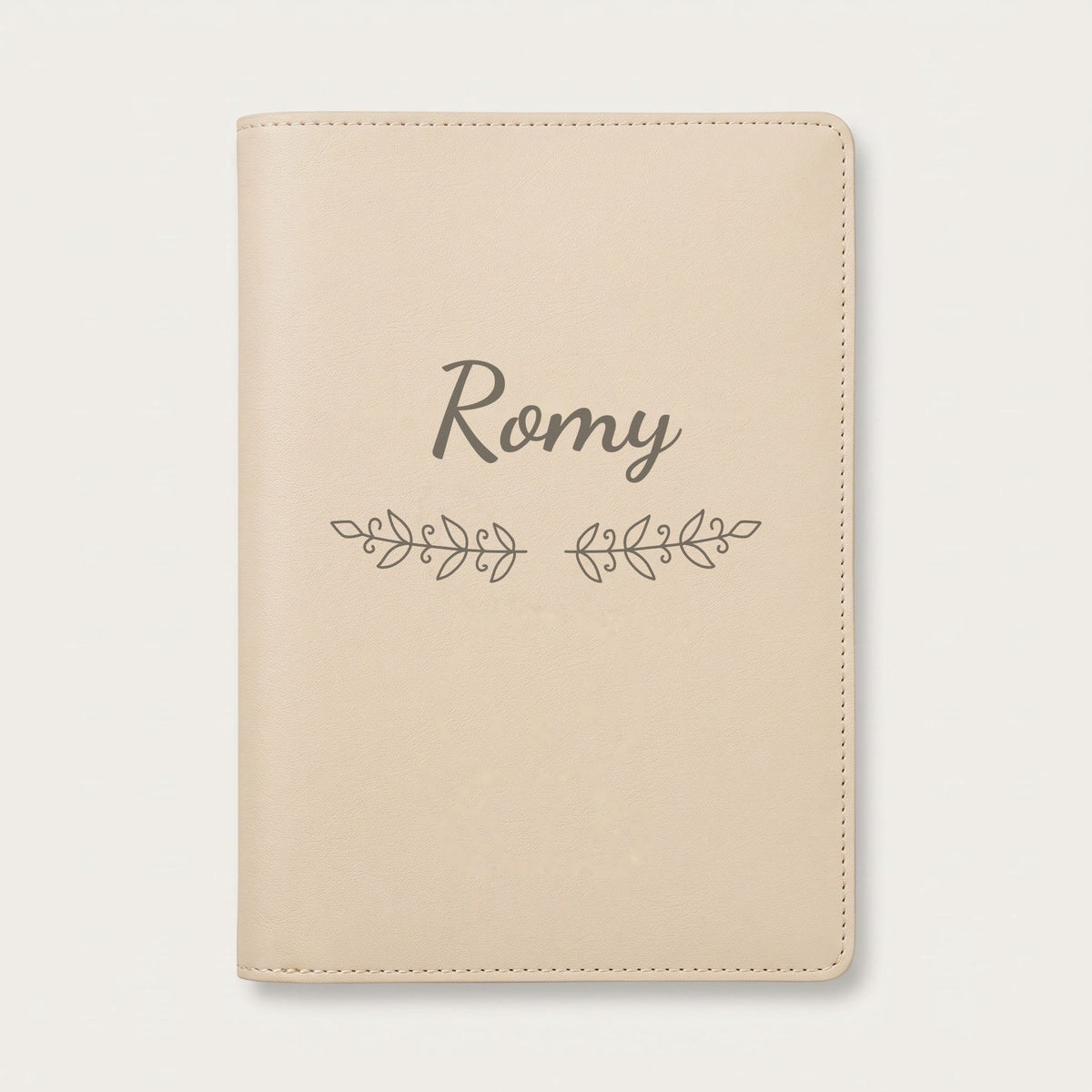 Protège carnet de santé personnalisé Romy — Crème vanille — prénom « Romy » gravé, ornement Volutes