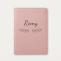 Protège carnet de santé personnalisé Romy — Rose dragée — prénom « Romy » gravé, ornement Volutes