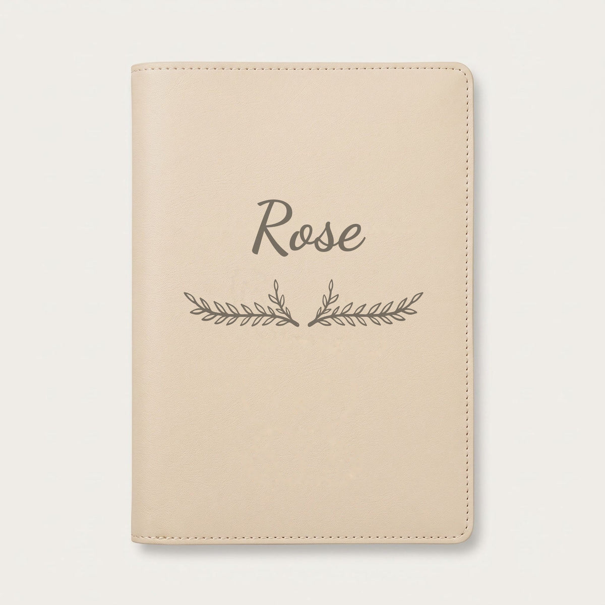 Protège carnet de santé personnalisé Rose — Crème vanille — prénom « Rose » gravé, ornement Bouquet