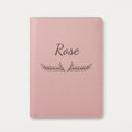 Protège carnet de santé personnalisé Rose — Rose dragée — prénom « Rose » gravé, ornement Bouquet