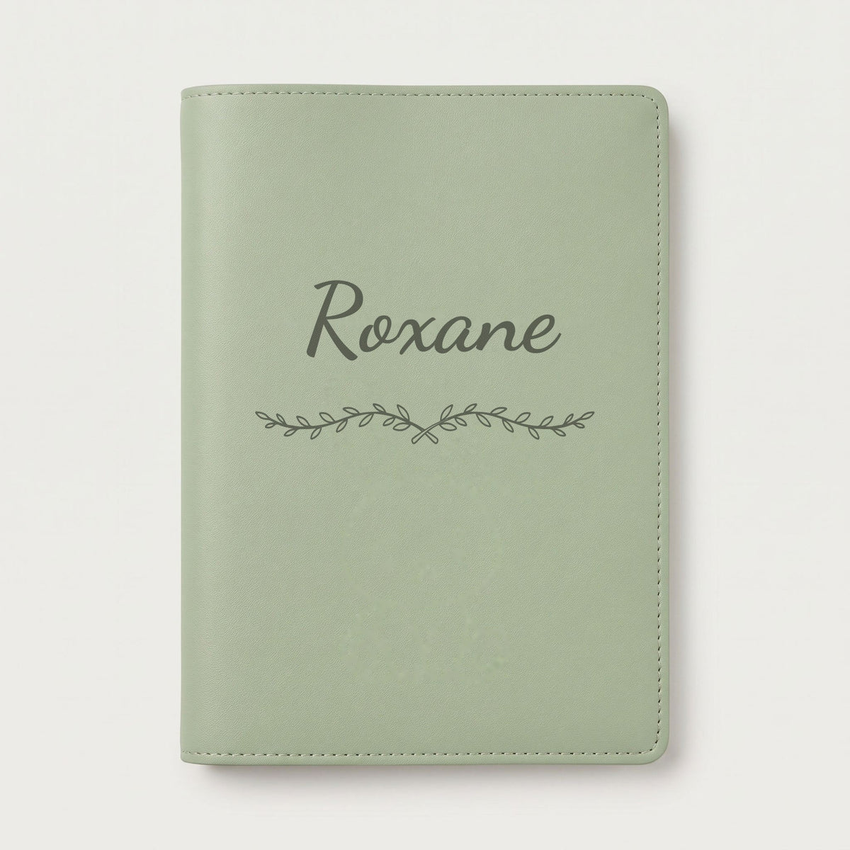 Protège carnet de santé personnalisé Roxane — Vert sauge — prénom « Roxane » gravé, ornement Liane