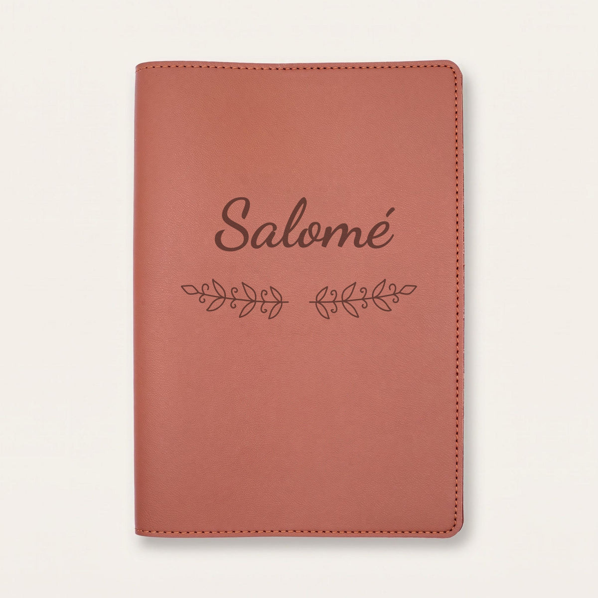 Protège carnet de santé personnalisé Salomé — Chocolat — prénom « Salomé » gravé, ornement Volutes