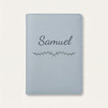 Protège carnet de santé personnalisé Samuel — Bleu nuage — prénom « Samuel » gravé, ornement Liane