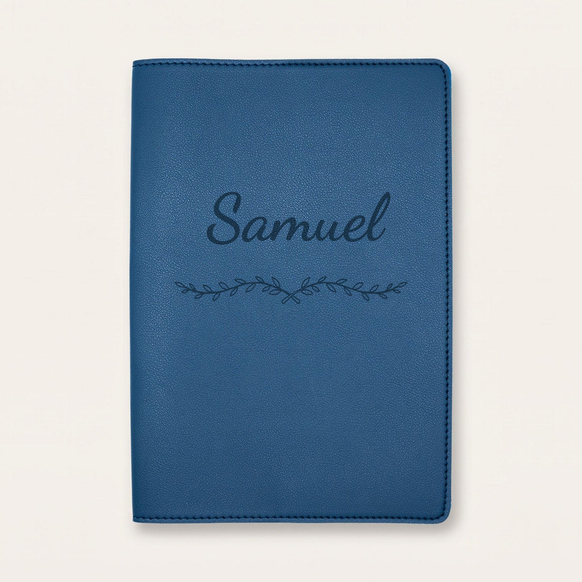 Protège carnet de santé personnalisé Samuel — Bleu nuit — prénom « Samuel » gravé, ornement Liane