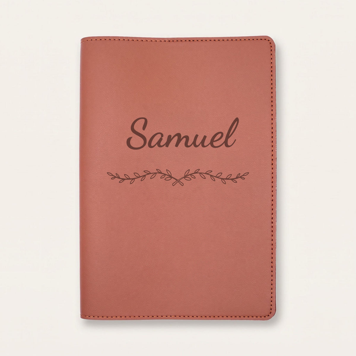 Protège carnet de santé personnalisé Samuel — Chocolat — prénom « Samuel » gravé, ornement Liane
