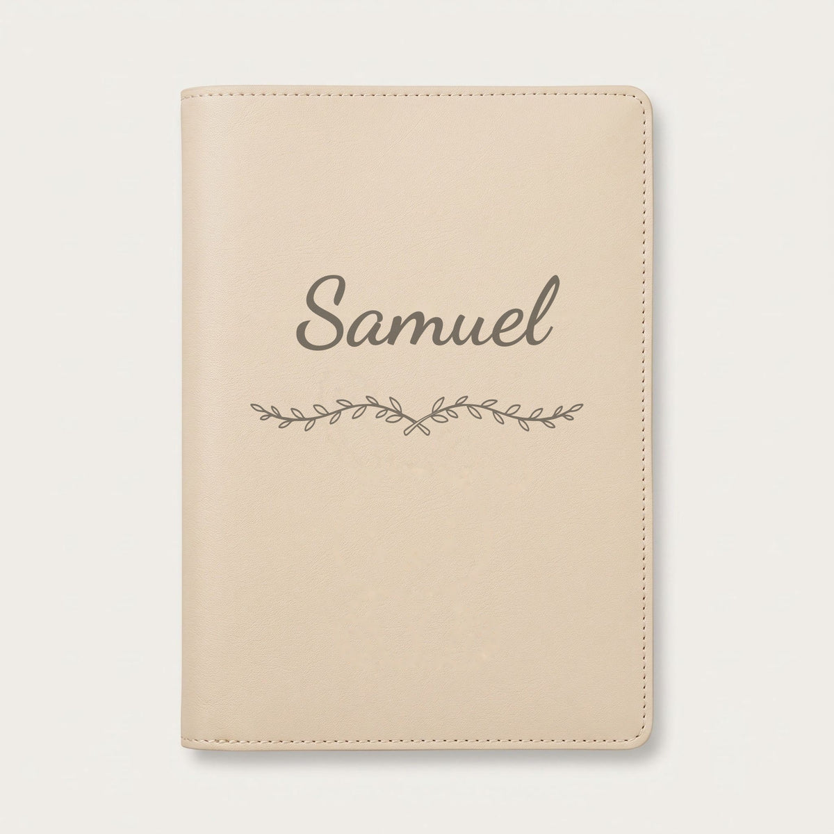 Protège carnet de santé personnalisé Samuel — Crème vanille — prénom « Samuel » gravé, ornement Liane