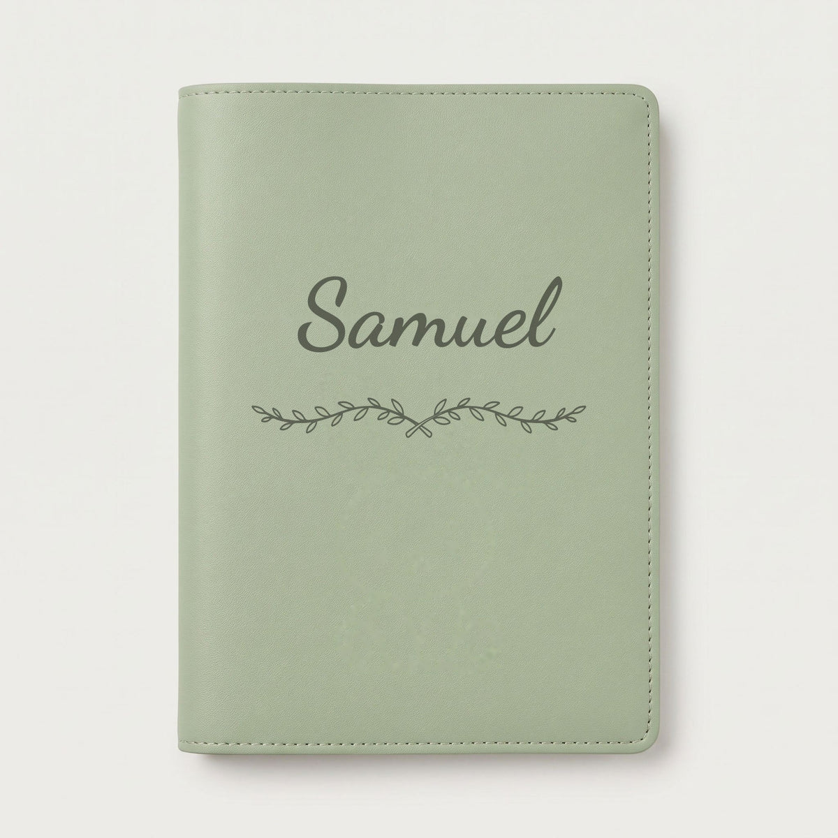 Protège carnet de santé personnalisé Samuel — Vert sauge — prénom « Samuel » gravé, ornement Liane