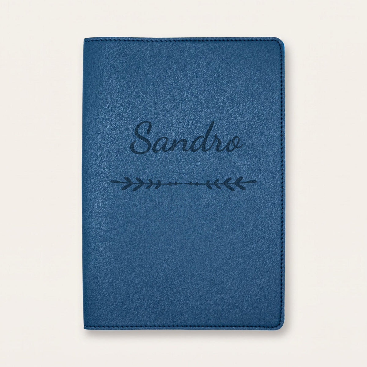 Protège carnet de santé personnalisé Sandro — Bleu nuit — prénom « Sandro » gravé, ornement Flèche