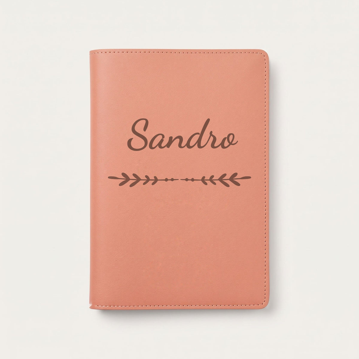 Protège carnet de santé personnalisé Sandro — Terracotta — prénom « Sandro » gravé, ornement Flèche