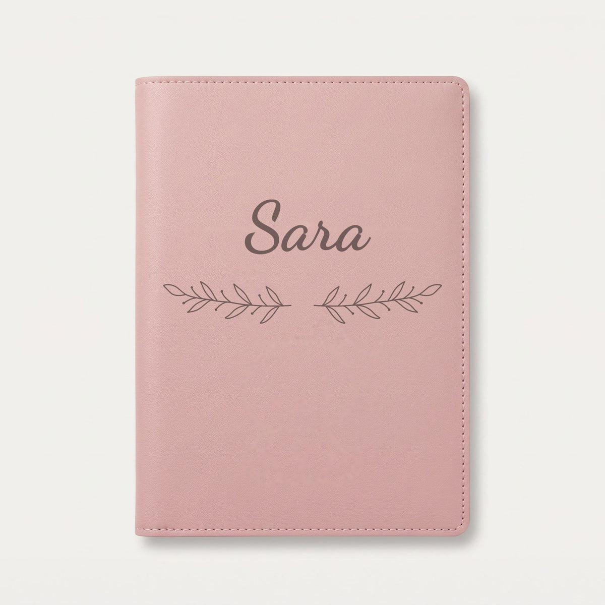 Protège carnet de santé personnalisé Sara — Rose dragée — prénom « Sara » gravé, ornement Rameaux