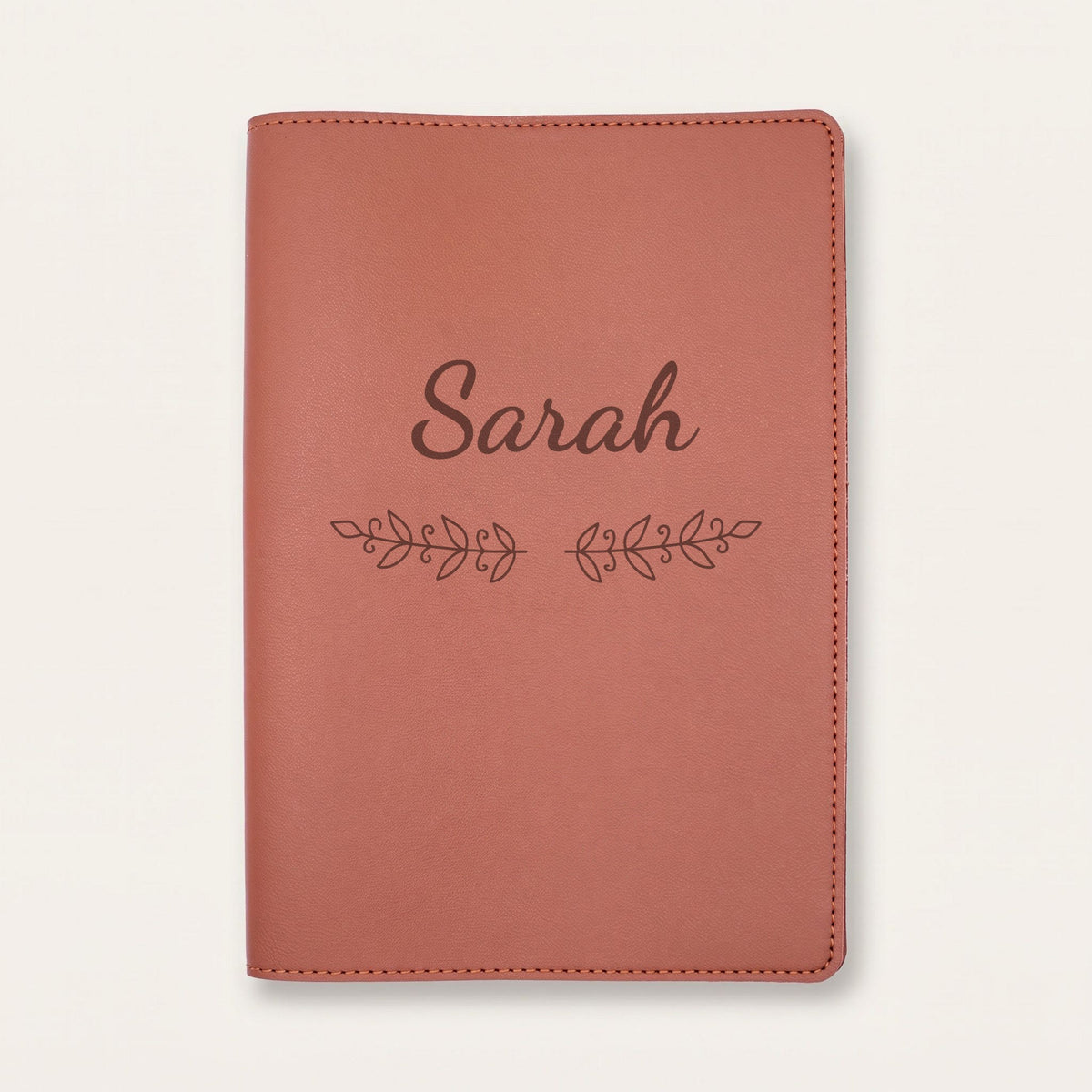 Protège carnet de santé personnalisé Sarah — Chocolat — prénom « Sarah » gravé, ornement Volutes
