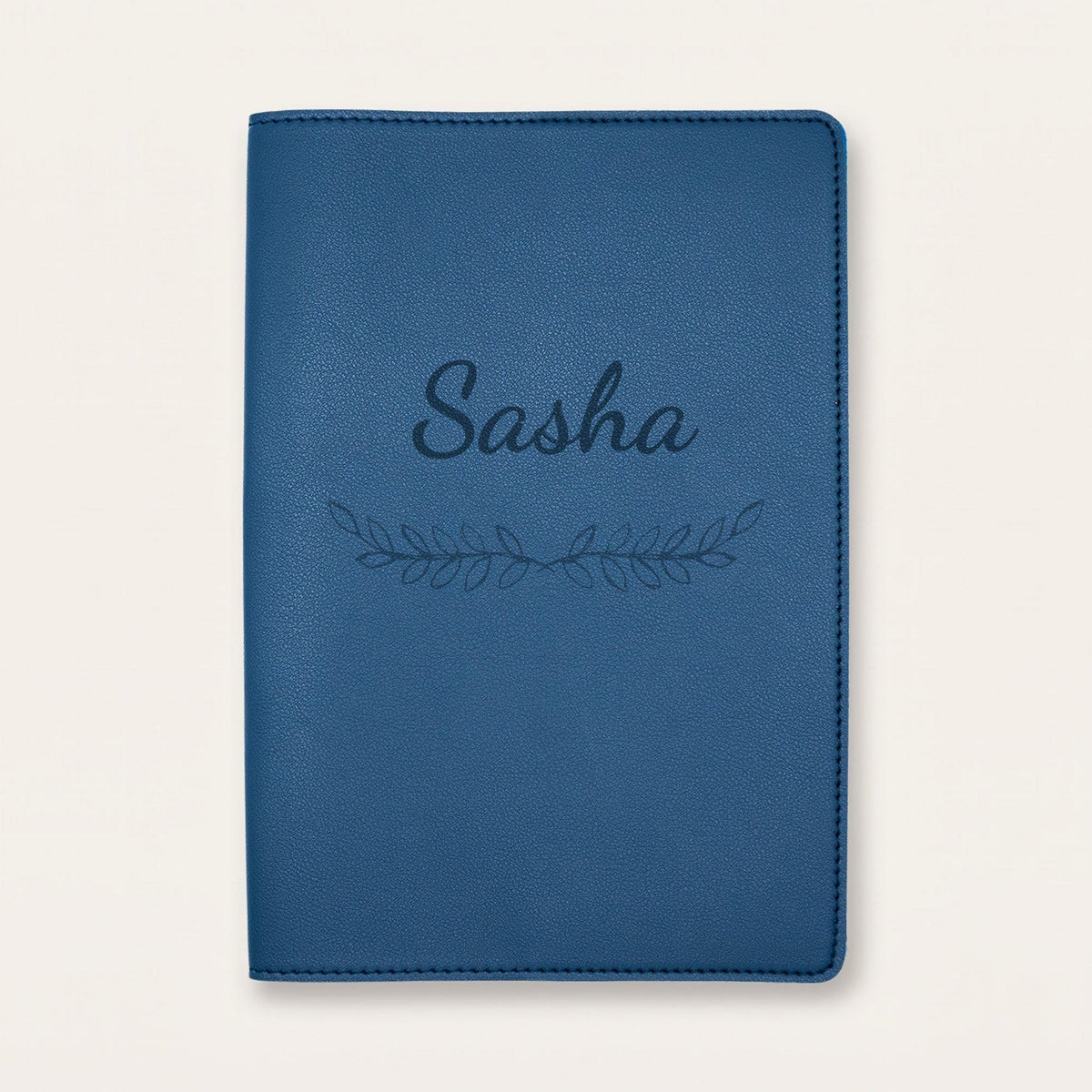 Protège carnet de santé personnalisé Sasha — Bleu nuit — prénom « Sasha » gravé, ornement Feuillage