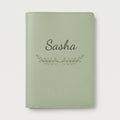 Protège carnet de santé personnalisé Sasha — Vert sauge — prénom « Sasha » gravé, ornement Feuillage