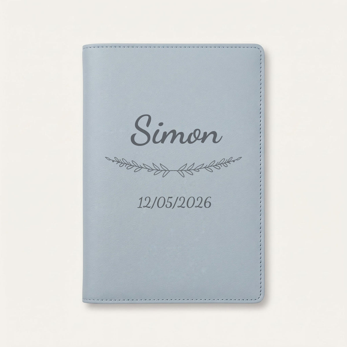 Protège carnet de santé personnalisé Simon — Bleu nuage — prénom « Simon », ornement Brindilles et date de naissance « 12/05/2026 » gravés