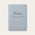 Protège carnet de santé personnalisé Simon — Bleu nuage — prénom « Simon » gravé, ornement Brindilles