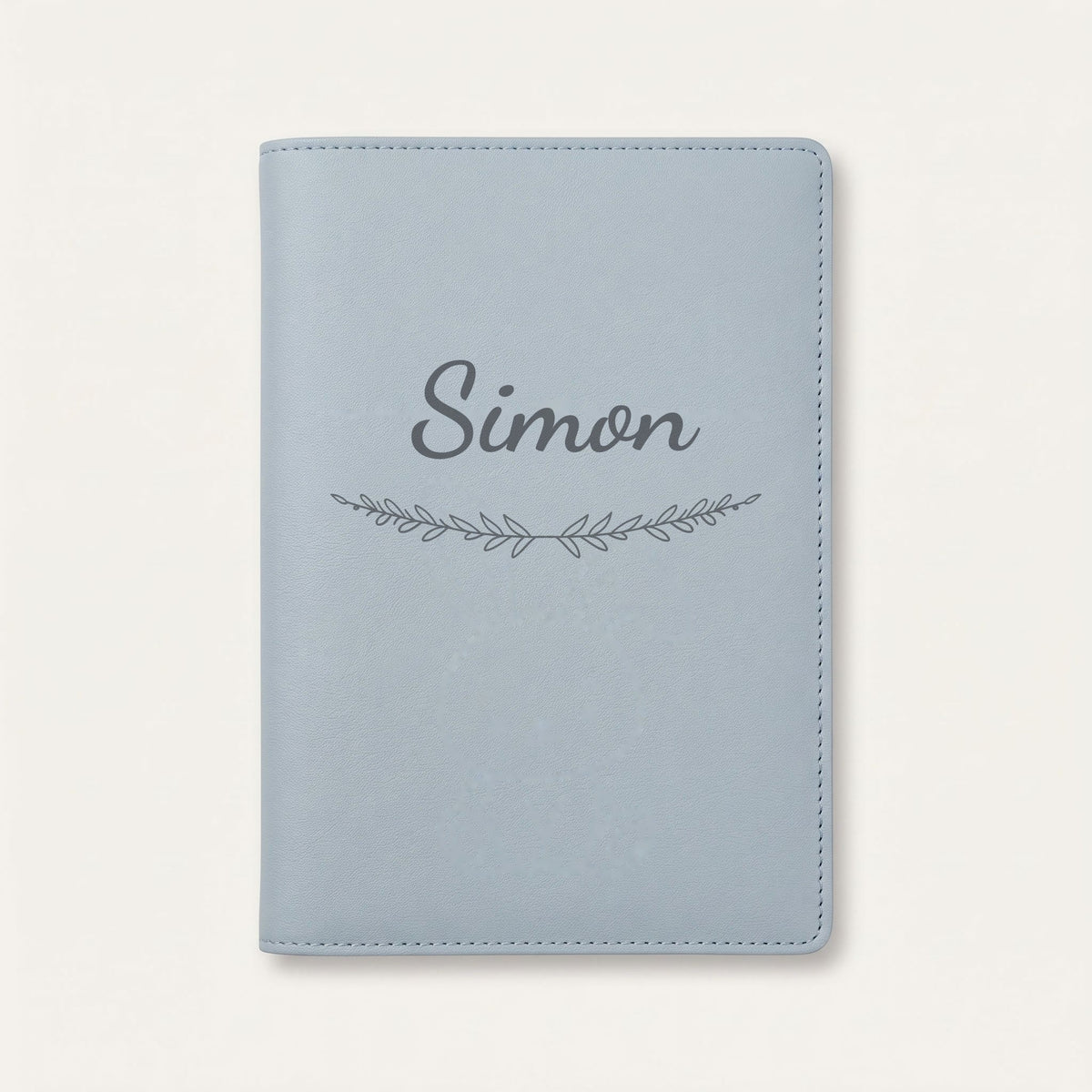 Protège carnet de santé personnalisé Simon — Bleu nuage — prénom « Simon » gravé, ornement Brindilles