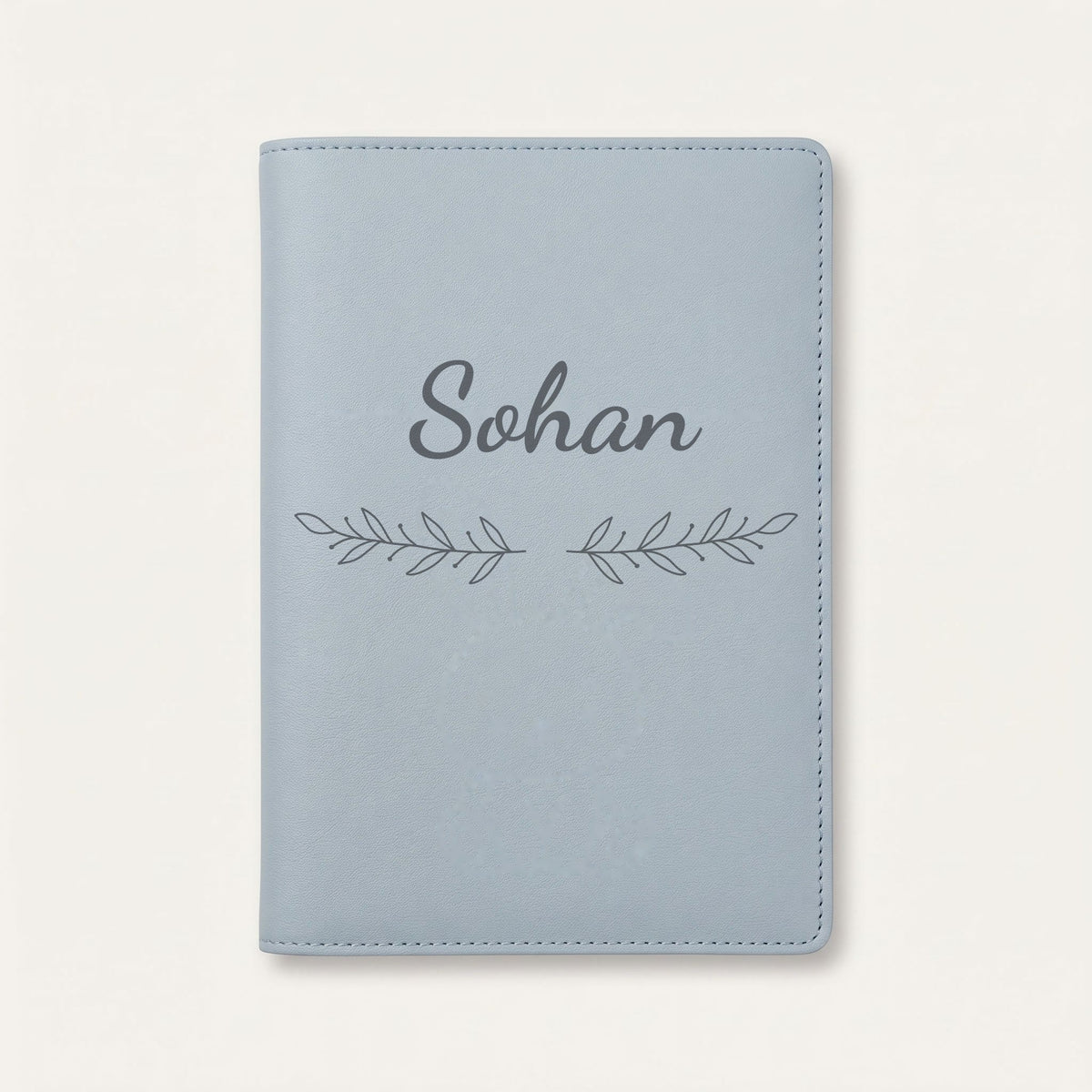 Protège carnet de santé personnalisé Sohan — Bleu nuage — prénom « Sohan » gravé, ornement Rameaux